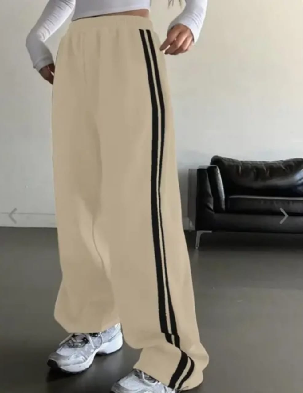 Women's Solid Straight Fit Mid-Rise Trousers