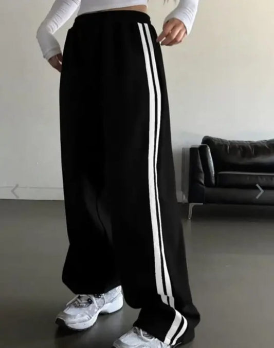 Women's Solid Straight Fit Mid-Rise Trousers