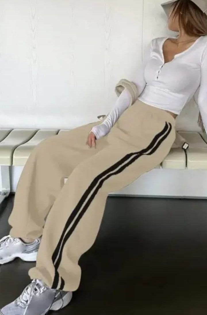 Women's Solid Straight Fit Mid-Rise Trousers