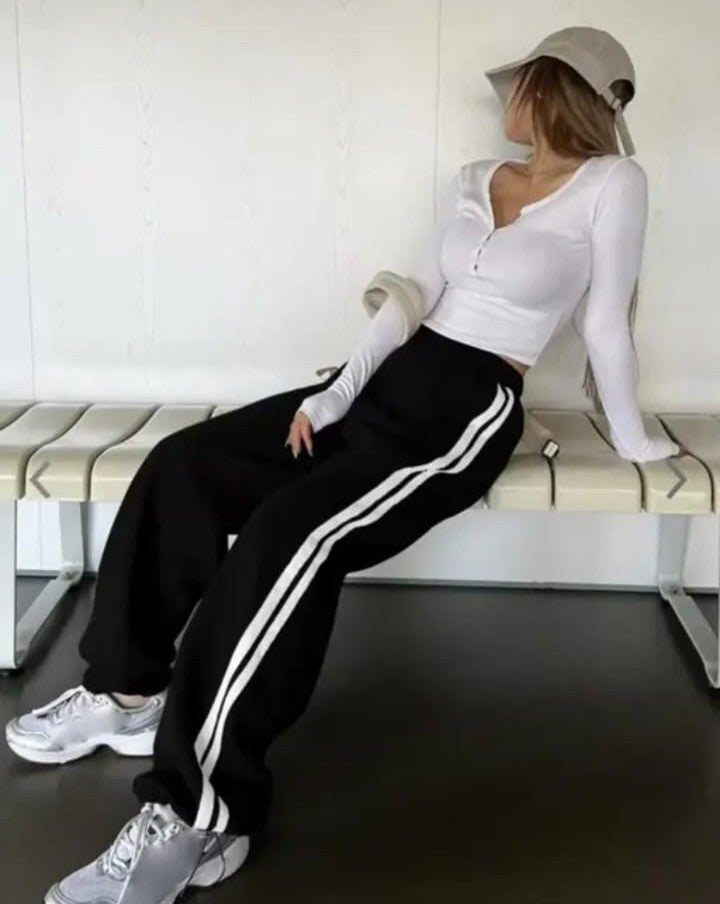 Women's Solid Straight Fit Mid-Rise Trousers