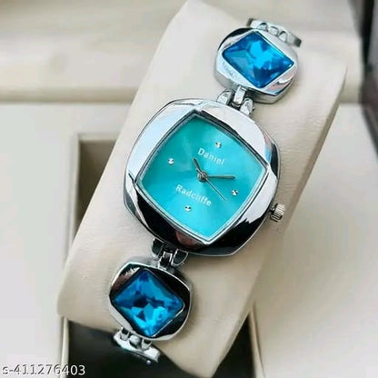 New Fancy Solid Dial Attractive Metal Chain Attractive Bracelet Analog Watch for Women